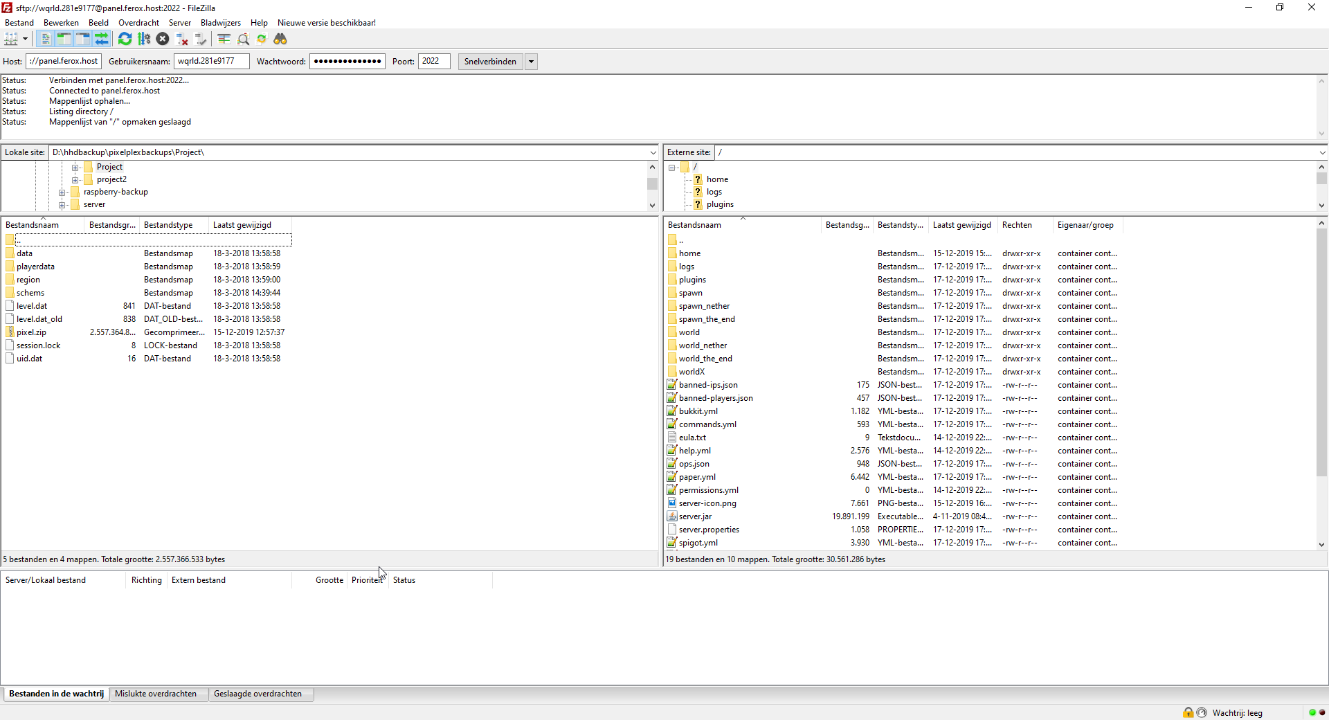 De interface van FileZilla met links de eigen PC en rechts de server